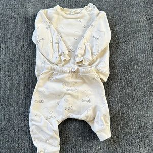 Quincy Mae adorable sweatsuit, unisex size 6-12mths